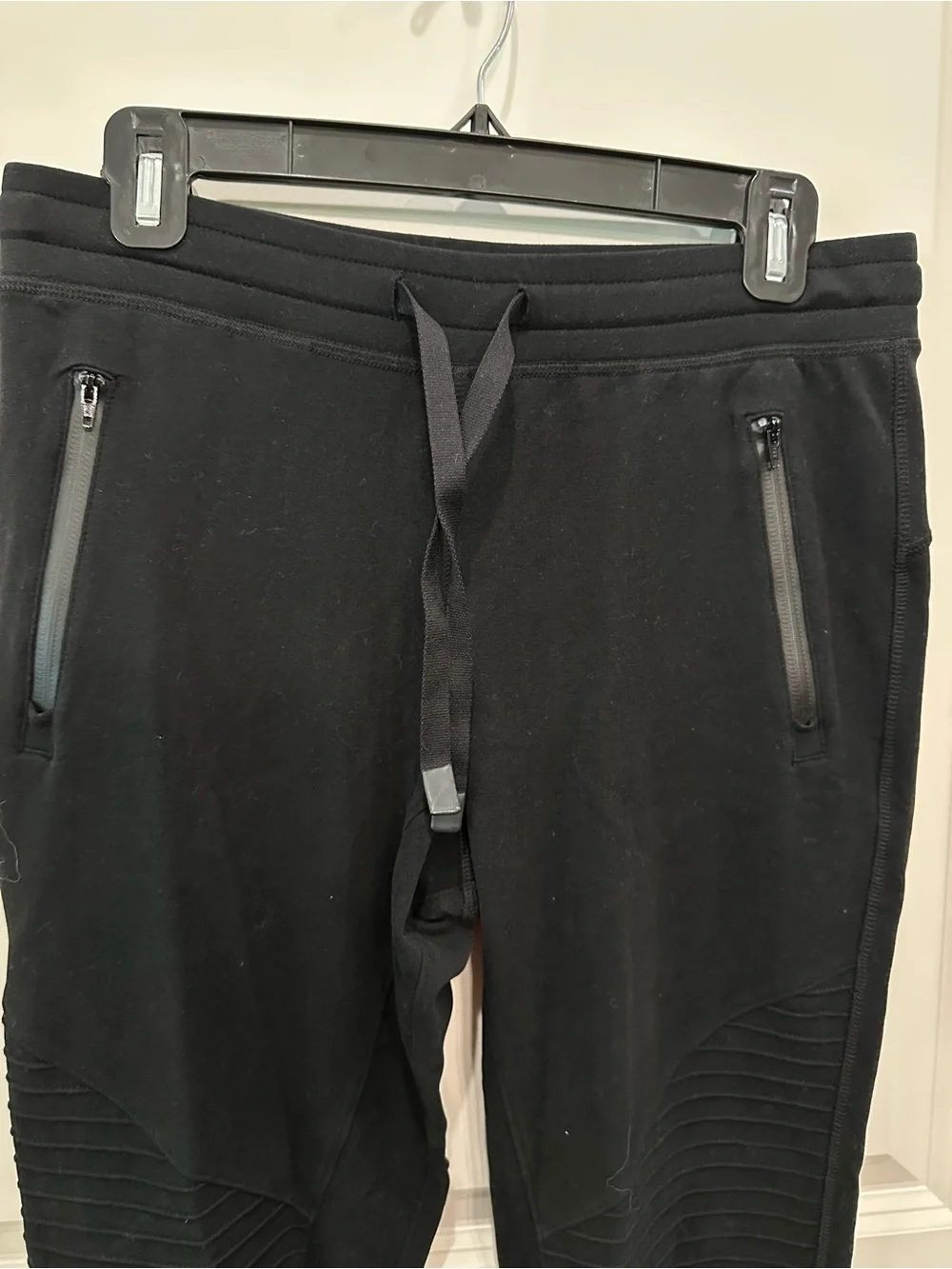 ALO Yoga Black Ribbed Knee Joggers with Zip Pockets